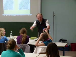 Wildtiermanager Peter Srth mit seinem Schulprojekt \"Luchs und Wolf\" (Quelle: Naturpark Schwarzwald Mitte/Nord)